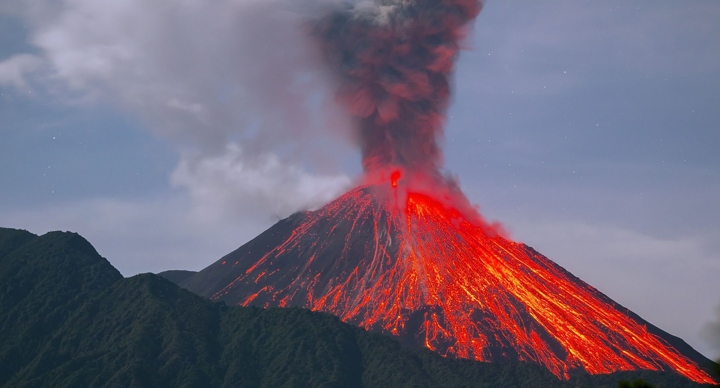 1 пример извержения вулкана. Извержение вулкана. Вулкан Тамбора. Мауна-Лоа вулкан. Вулкан Гекла извержение.