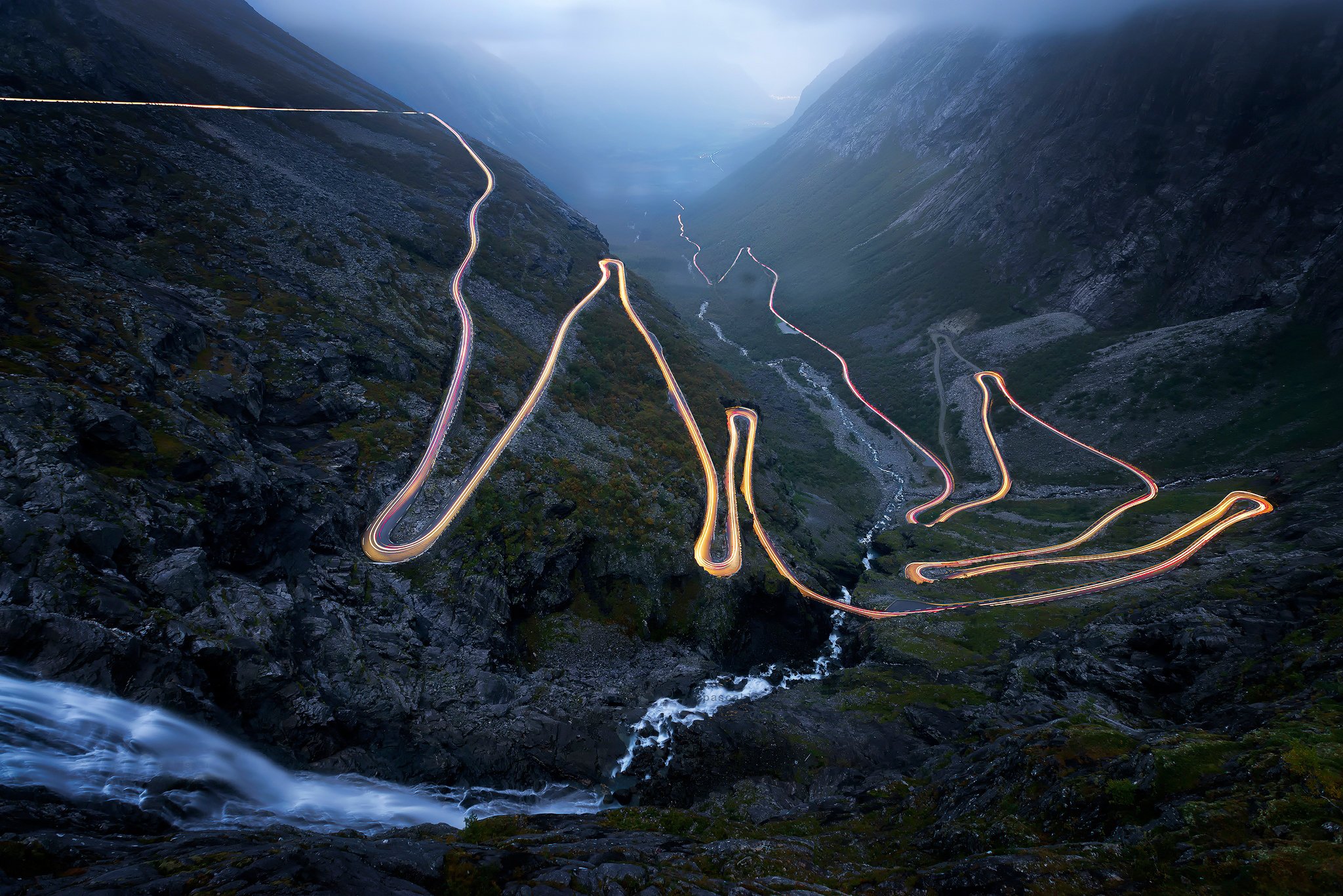 Кривой извилистой дорогой. Тропа троллей в Норвегии. Лестница троллей Норвегия. Долина троллей Норвегия. Дорога троллей дорога троллей – в Норвегии..