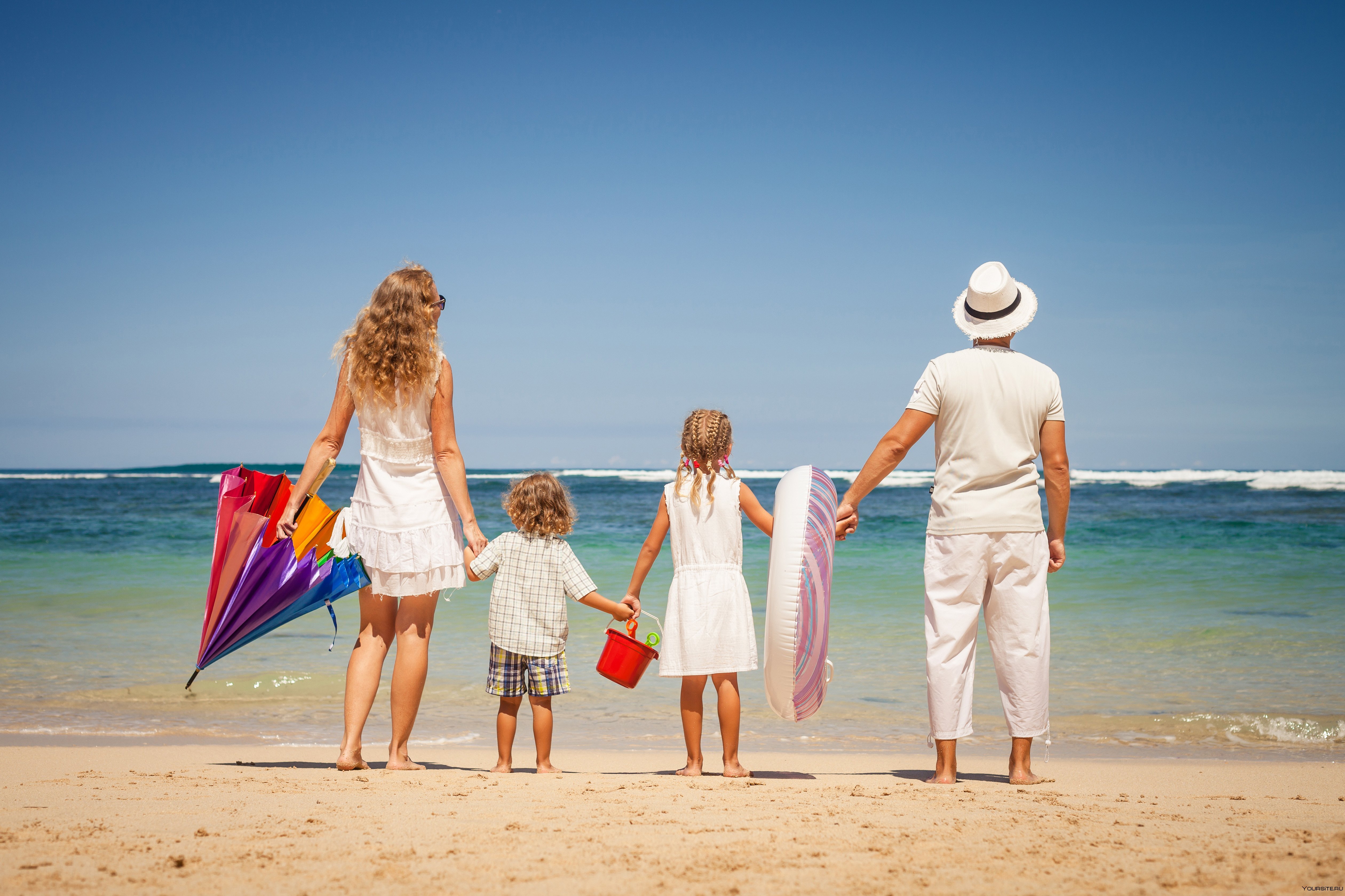 Куда поехать с ребенком на море 2024. Семья на море. Семья на пляже. Счастливая семья на море. Семья отдыхает на море.