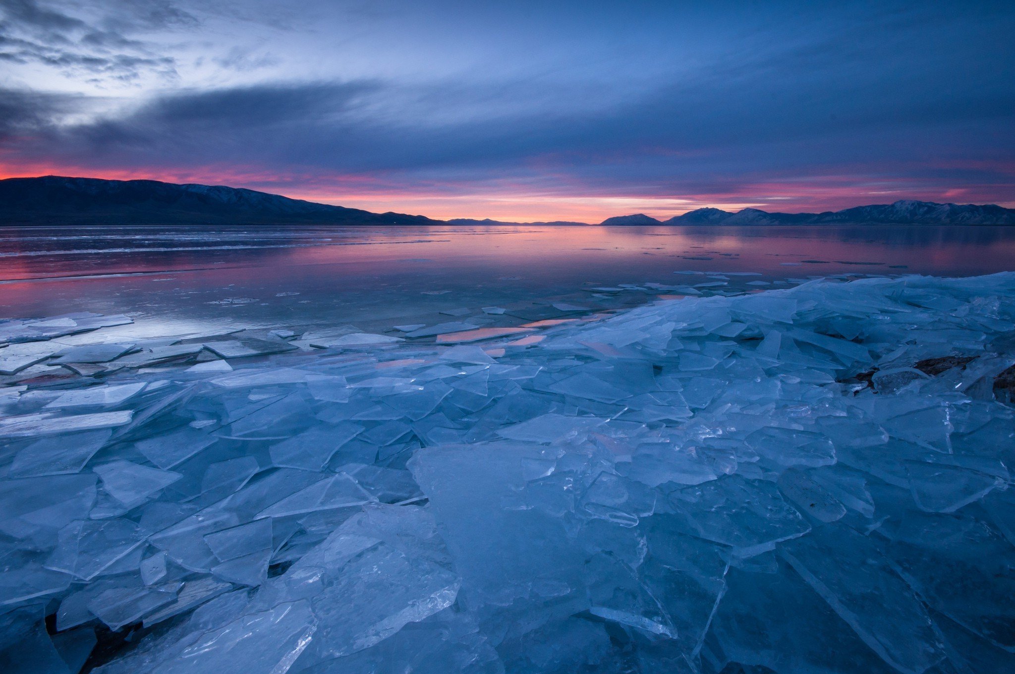 Тихо ночью покрывает лед. Океан Северный Ледовитый океан. Северный Ледовитый океан лед море. Арктика Северный Ледовитый океан. Озеро Таймыр замерзшее.