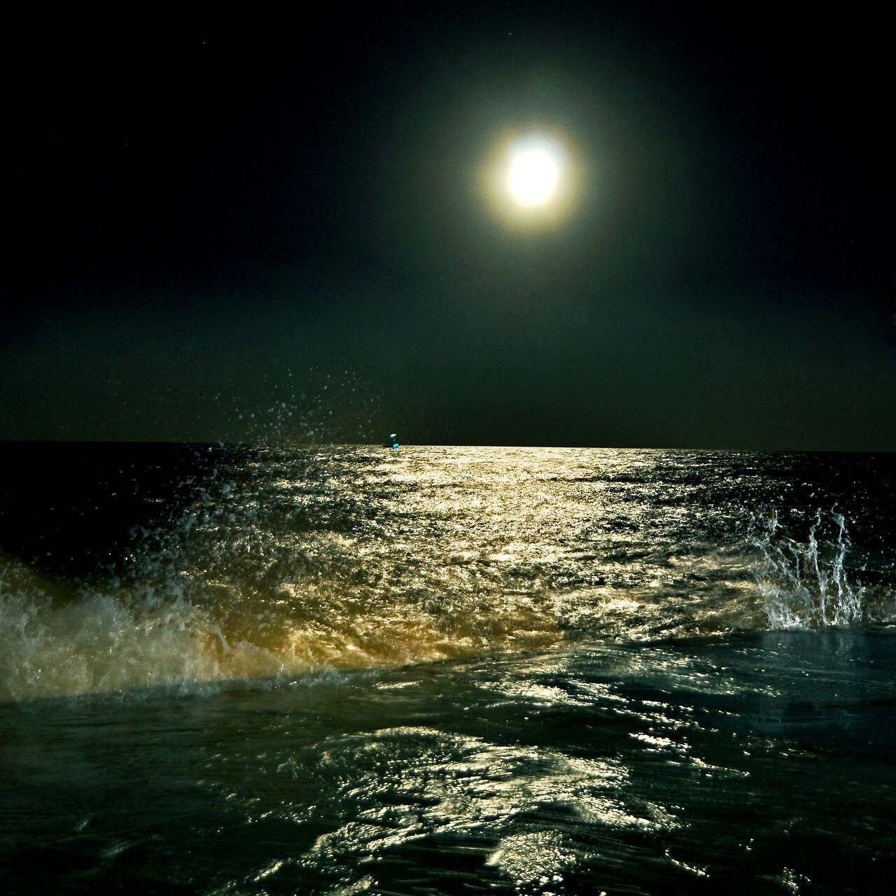 Лунная ночь на черном море. Ночное море. Ночь в море. Лунная дорожка. Лунная ночь на море.