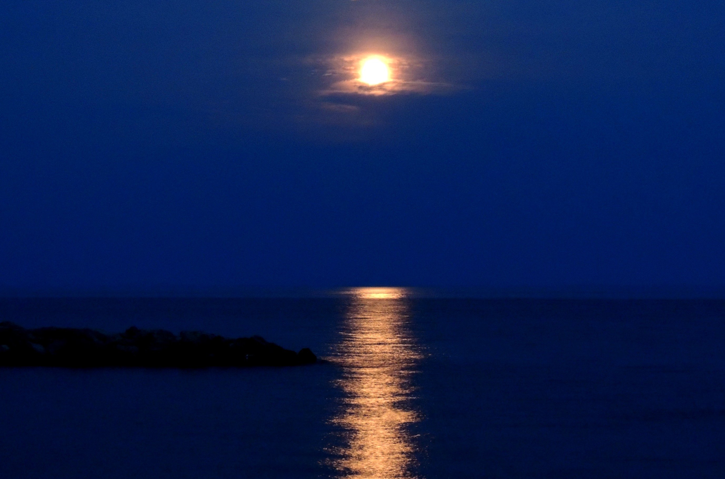 Светит луна там вдали. Ночное море. Ночь в море. Луна над морем. Лунный свет на море.