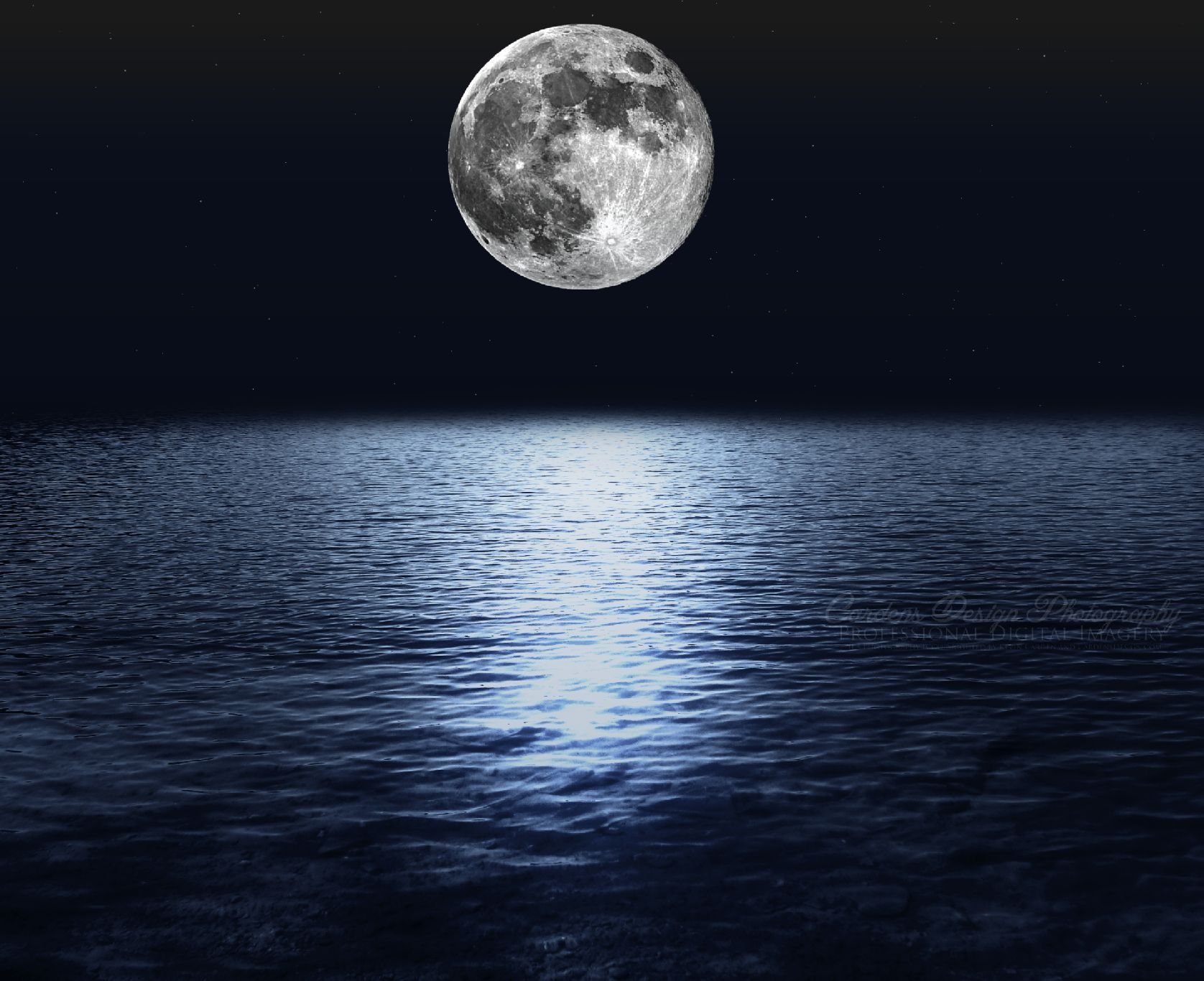 Моря океаны луны. Луна и море. Ночное море. Отражение Луны в воде. Вода на Луне.