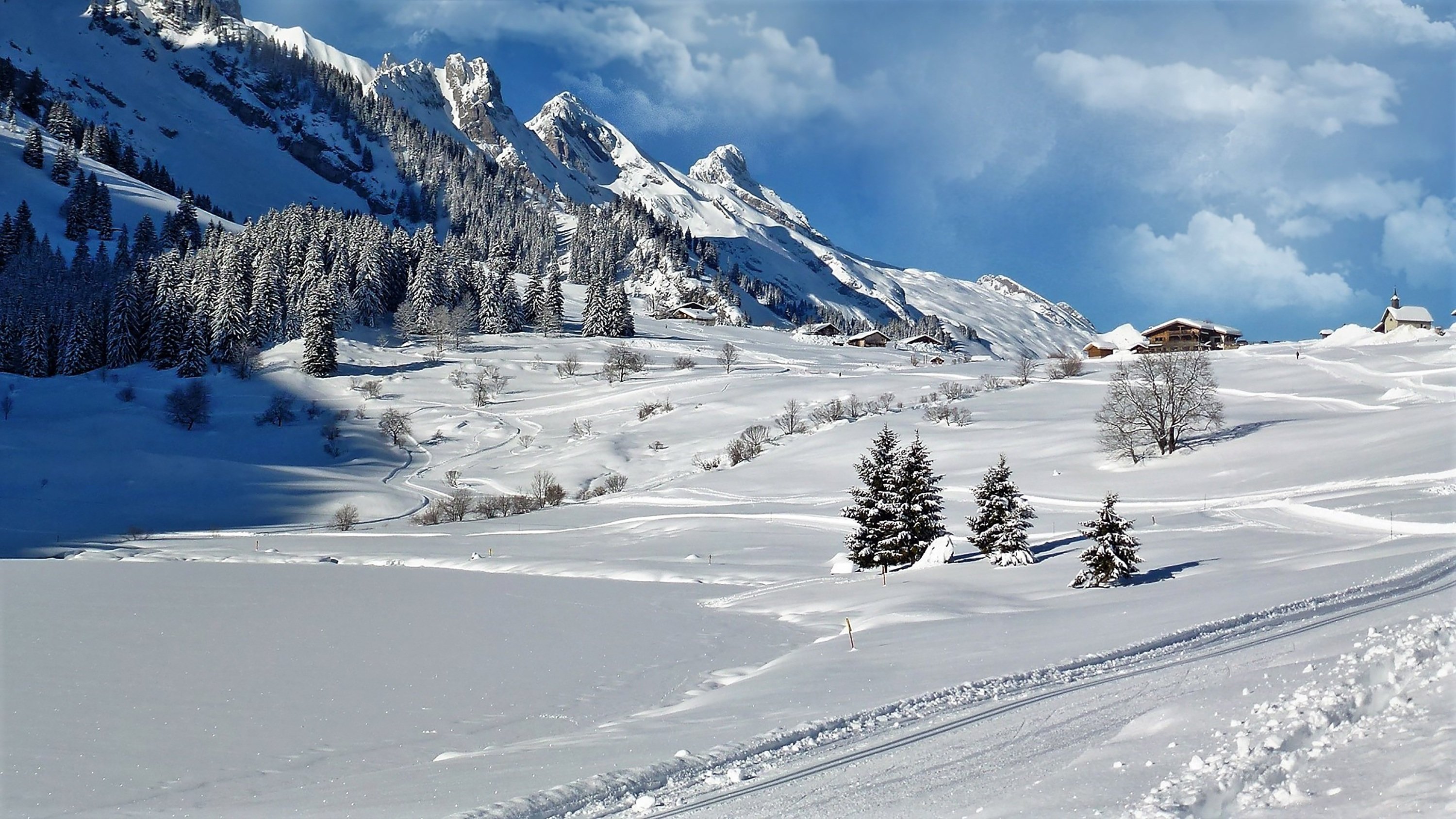 Зимний день и лыжи. Альпы Швейцария зима. Горы зима. Снежные горы. Горнолыжный пейзаж.