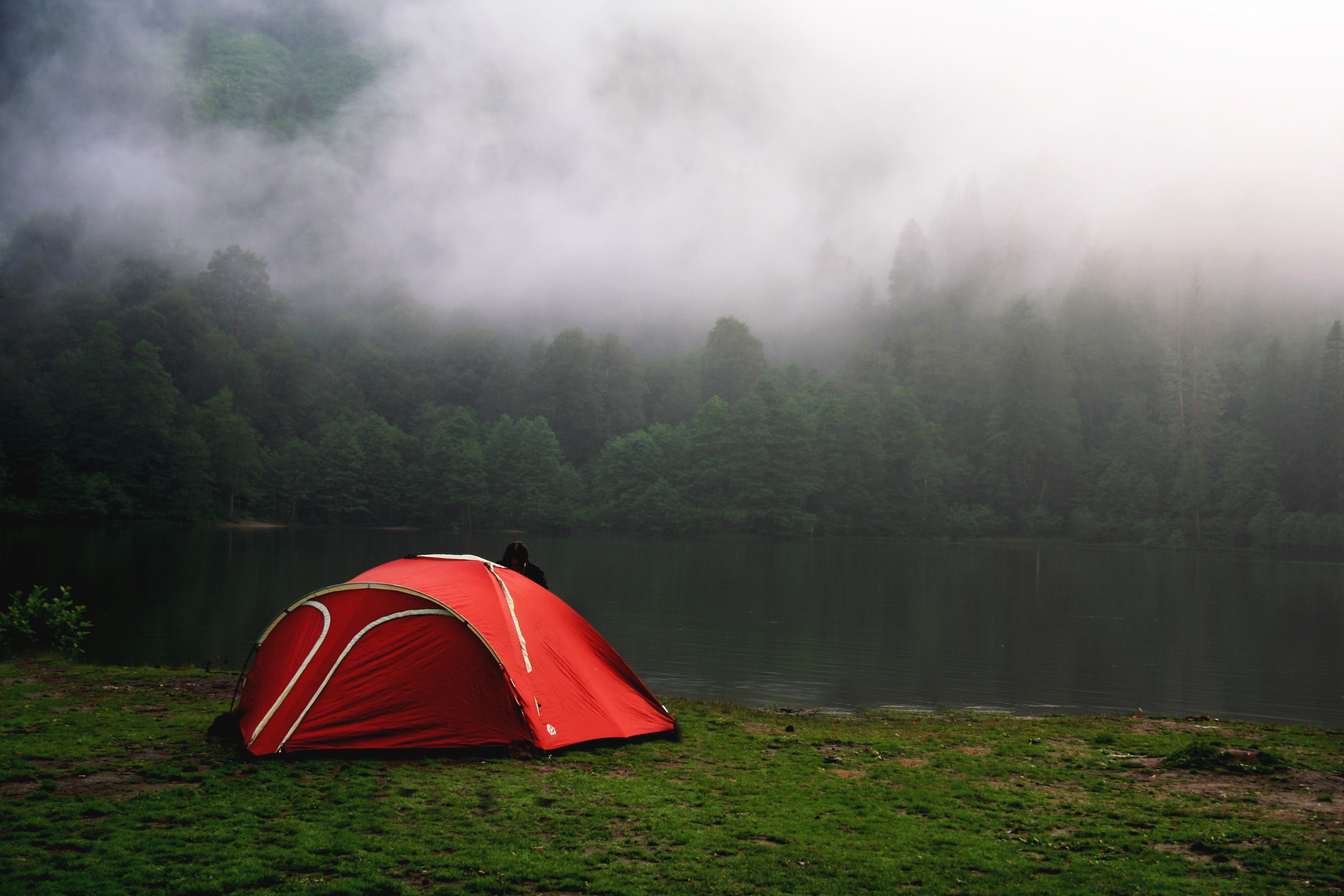Место отдыха на природе 4. Озеро Сосово кемпинг. Палаточный лагерь в лесу у реки. Палатка кемпинг домик зеленый xyp602. Палатка на берегу реки.