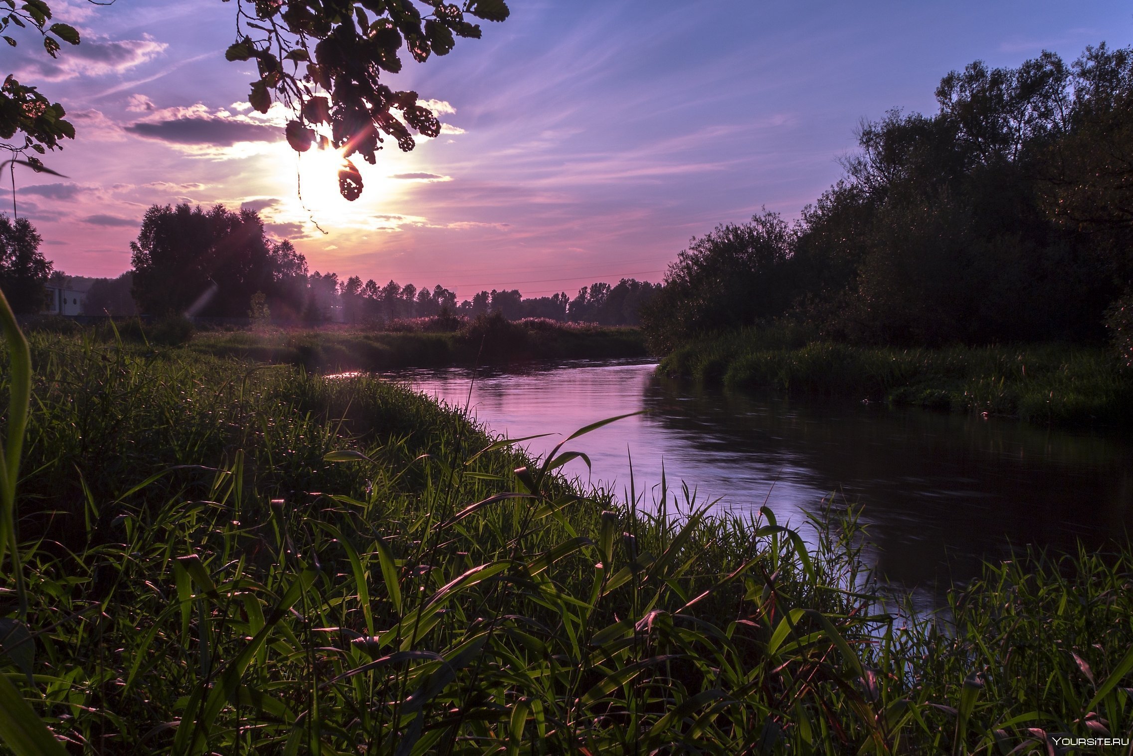 На зеленом лугу поздним вечером. "Летний вечер" (ф.Тютчев, 1828 г.). Закат на реке. Природа вечер. Вечерний пейзаж.