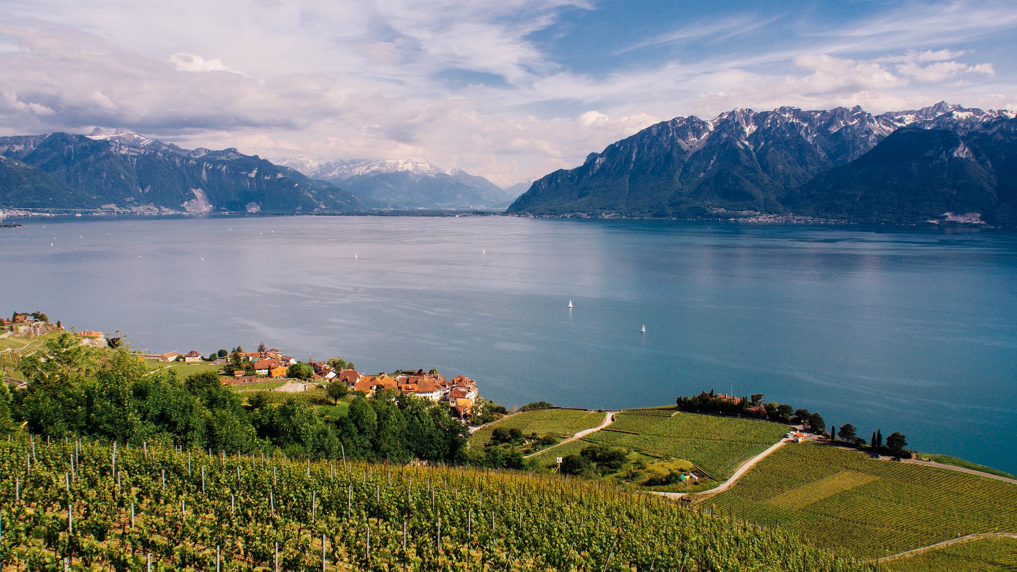 Озера европы по величине. Женева озеро Леман. Озеро Леман в Швейцарии. Женевское озеро Женева. Швейцария берег Женевского озера.