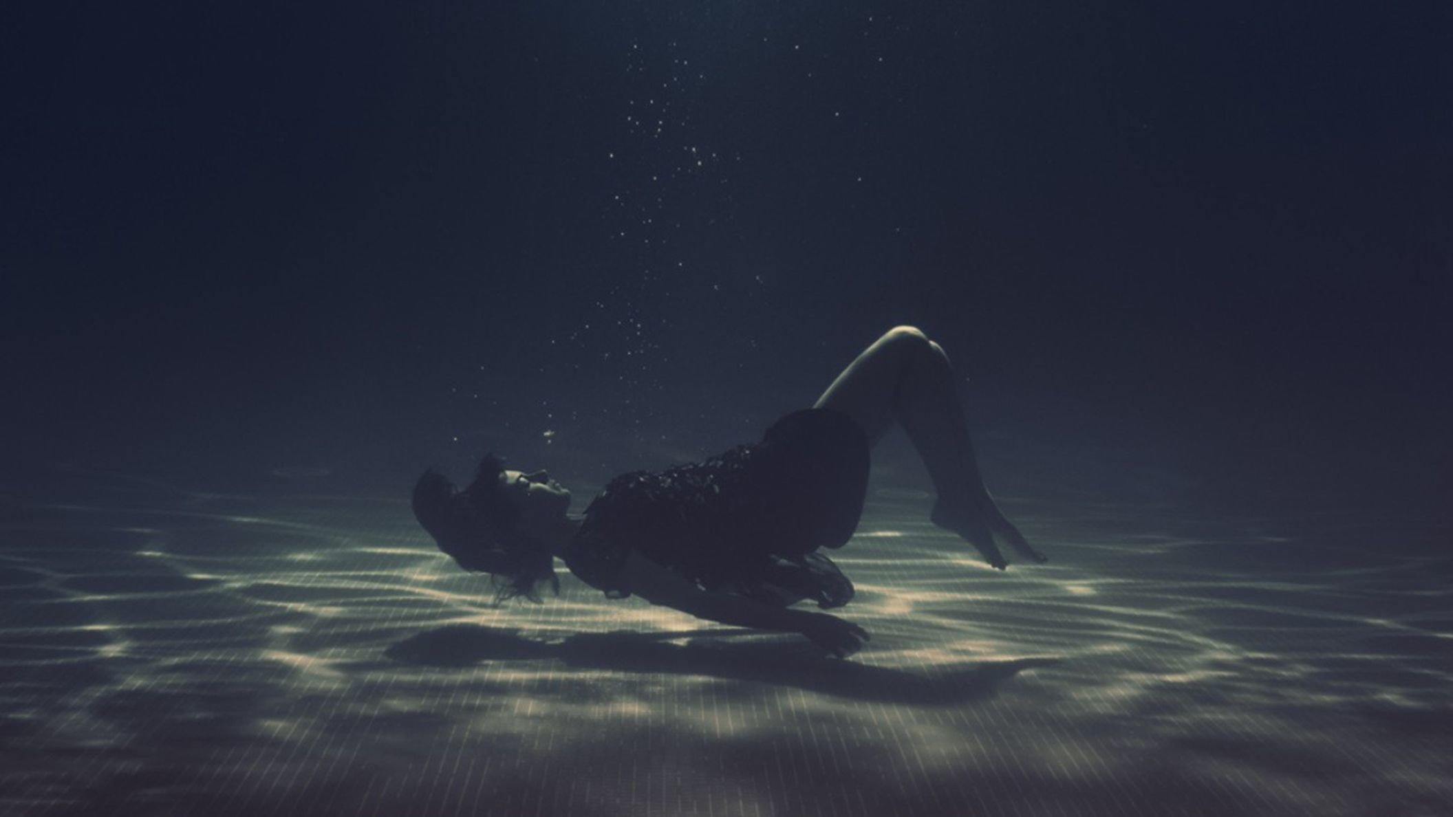 Утопая во тьме. Девушка тонет. Девушка под водой. Тонущий человек. Девушка тонет в воде.