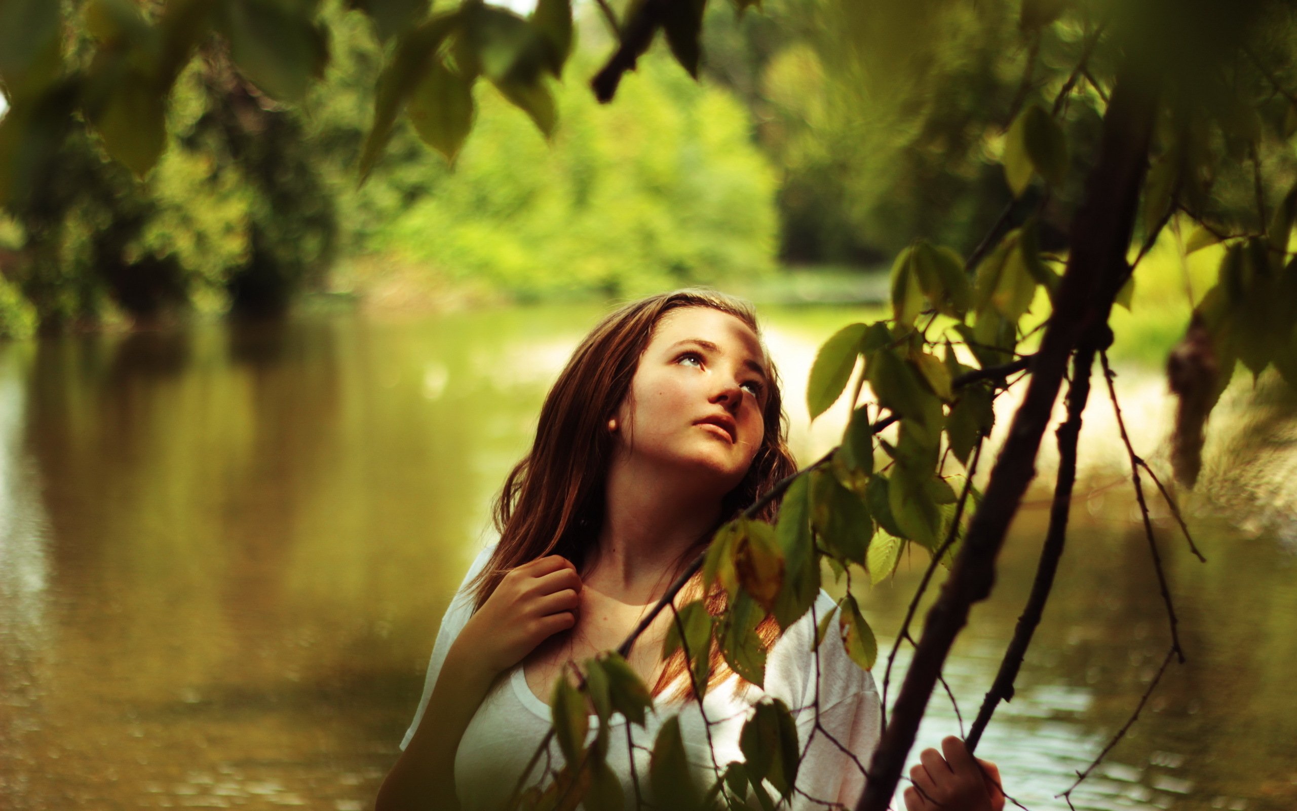 Natural woman video. Девушка у реки. Красивые девушки у реки. Красивые девушки на фоне природы. Женщина на природе.