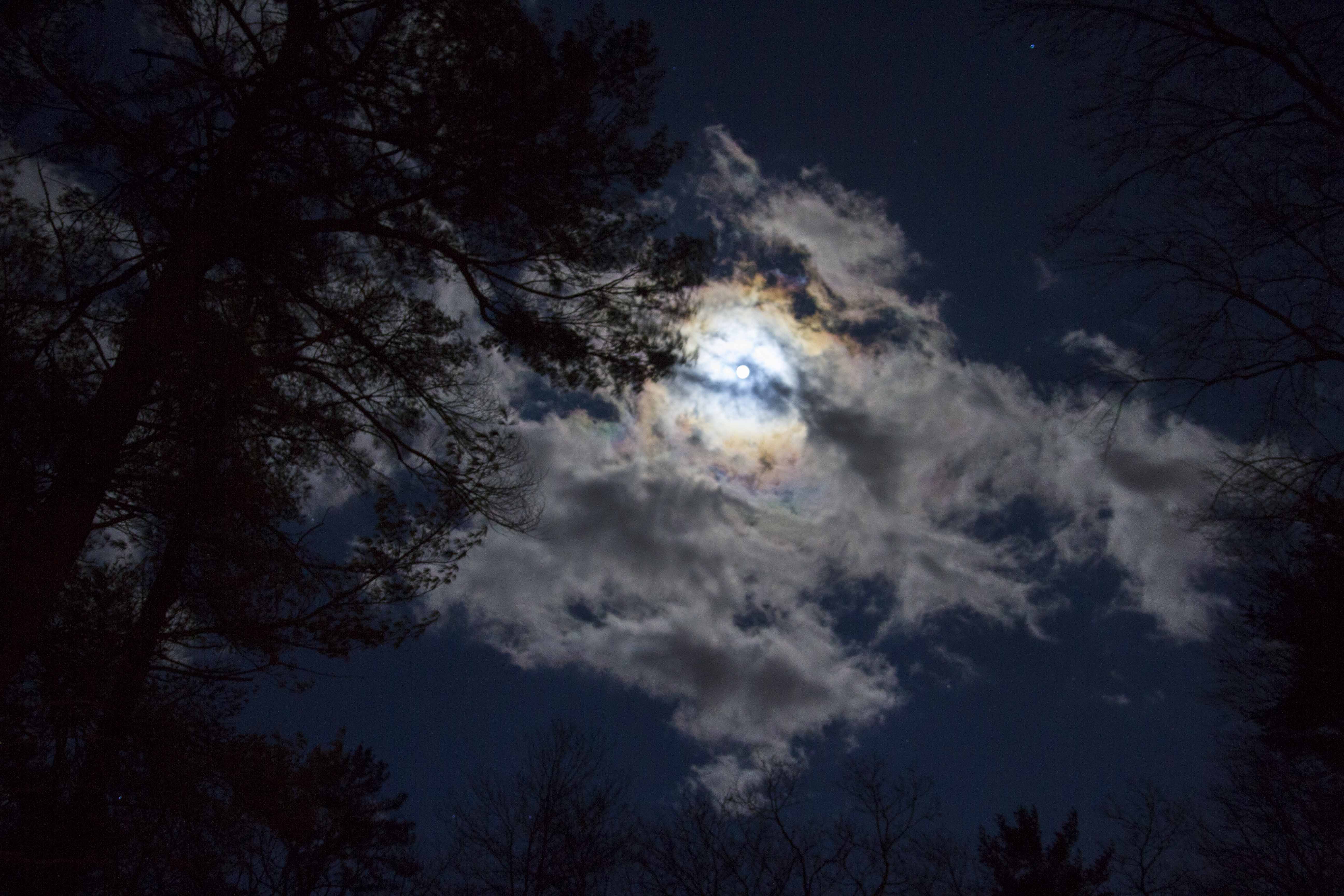 Луна в облаках. Пейзаж Луна ночь облака. Ночное зимнее небо с облаками. Лунная облачная ночь. Ночь сумрак облака.