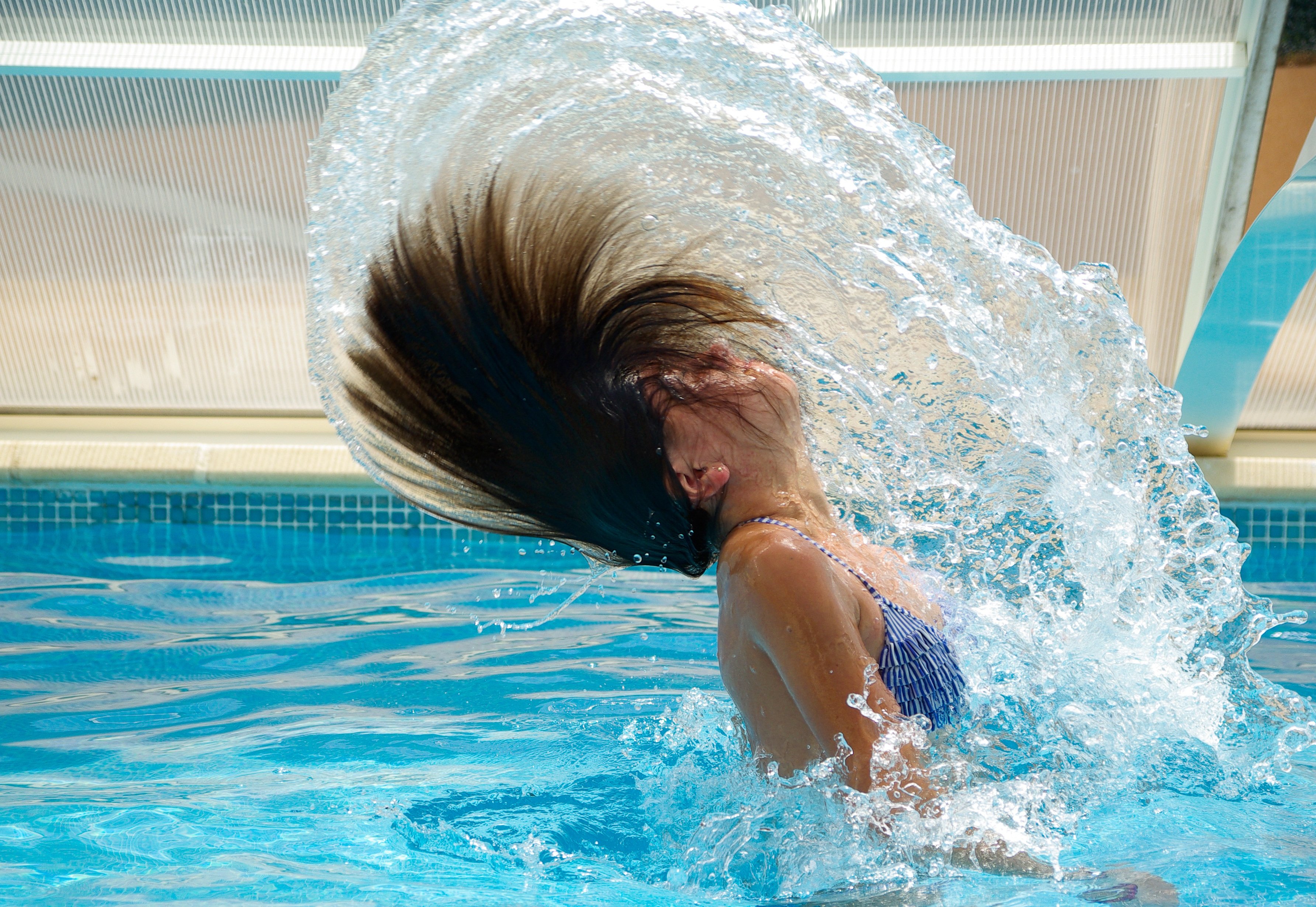 В душе после бассейна. Девушка в бассейне. Девушка плавает в бассейне. Фотосессия в бассейне. Девочка плавает в бассейне.