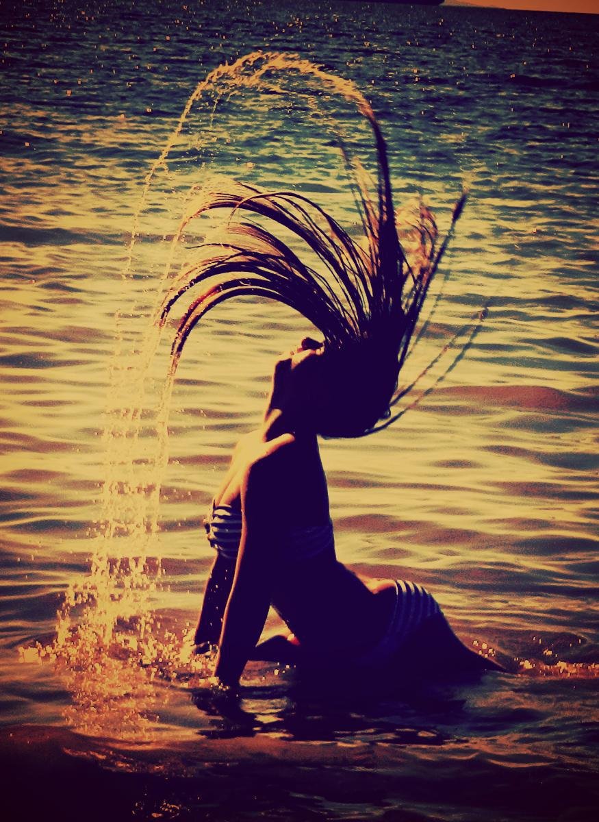 Девушка волосы вода