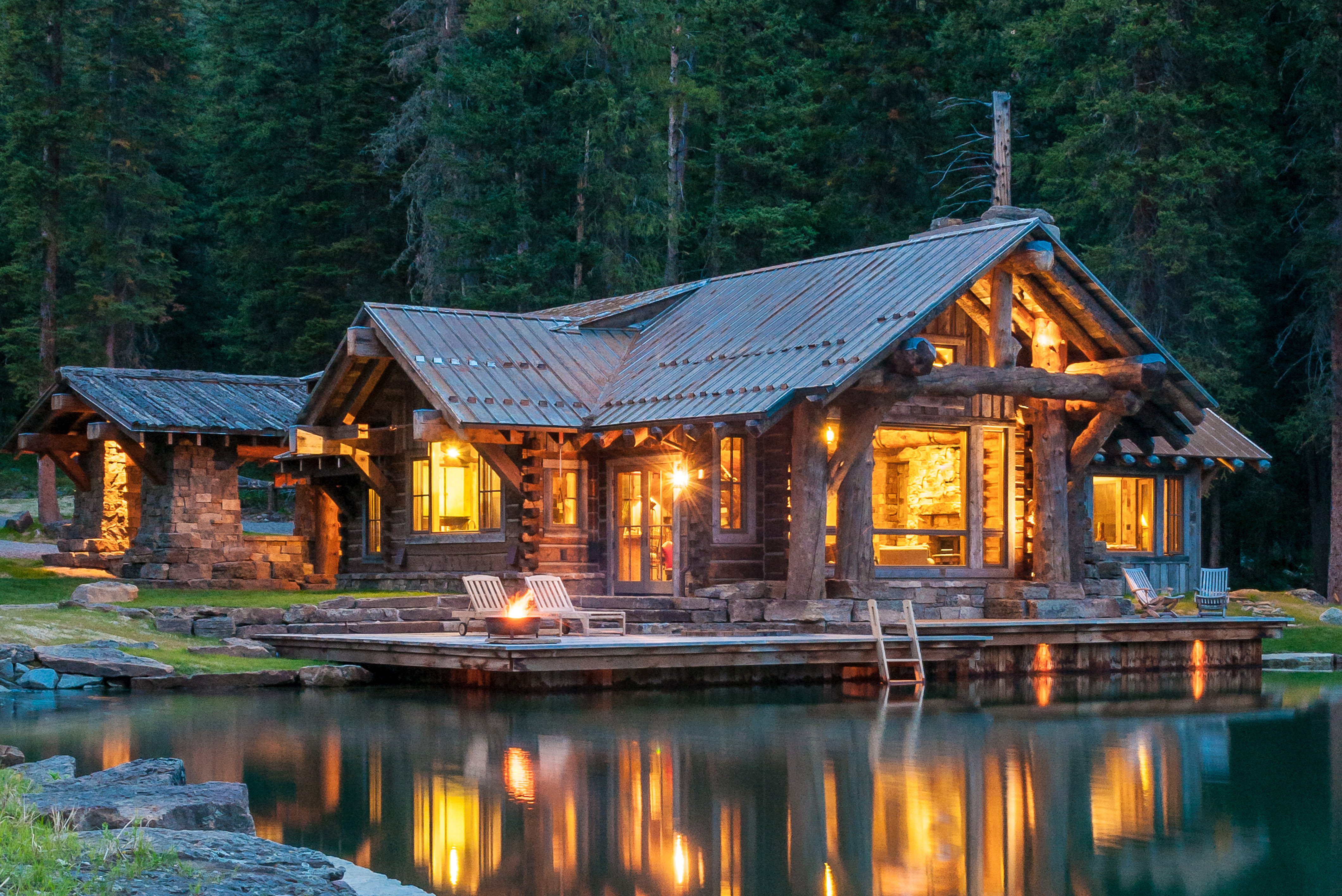 Деревянный дом на реке. Домик у озера. Деревянный дом у озера. Красивый домик в лесу. Деревянный домик в лесу.