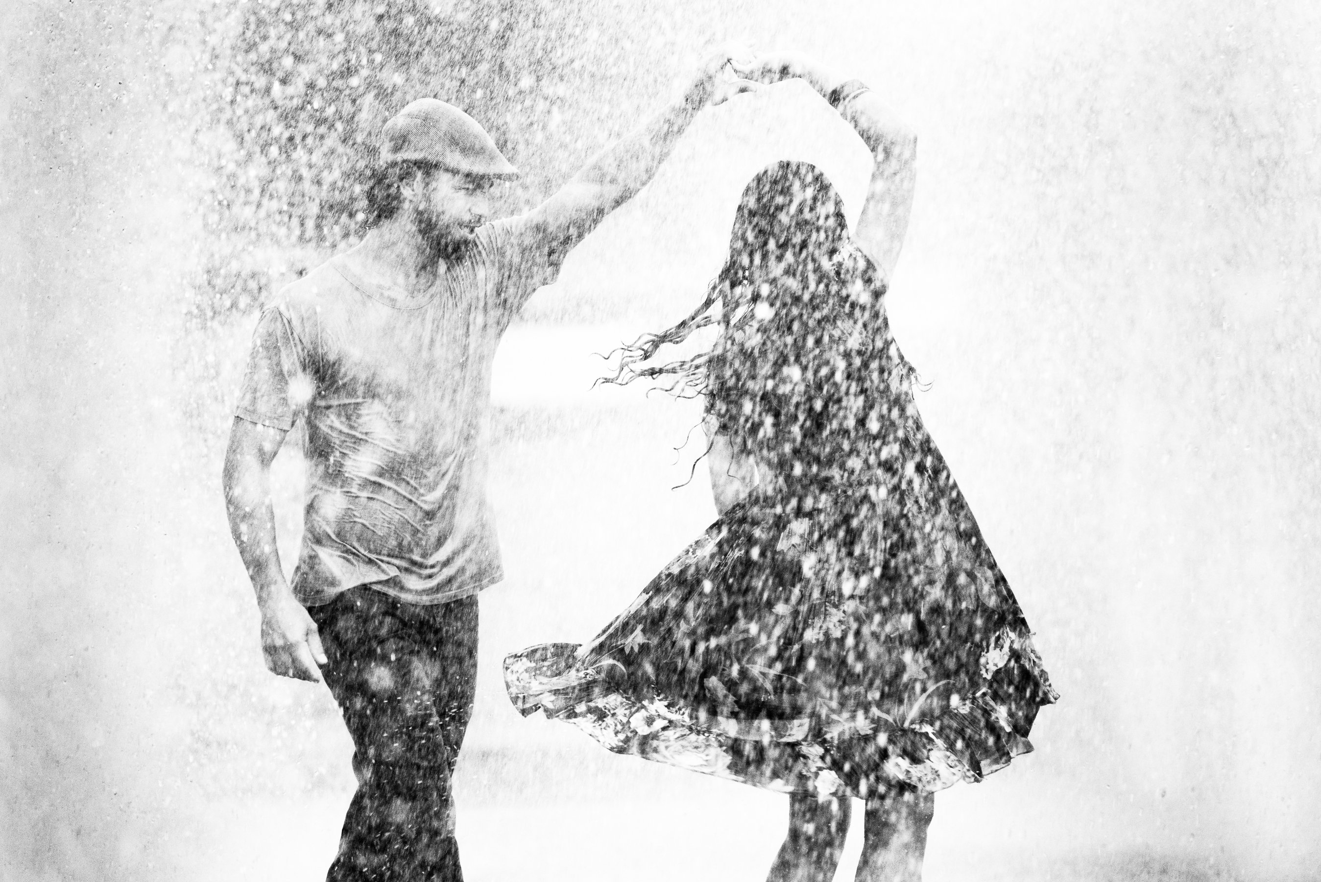Рясный парной дождик. Танцы под дождем. Пара танцует под дождем. Мужчина и женщина под дождем. Девушка танцует под дождем.