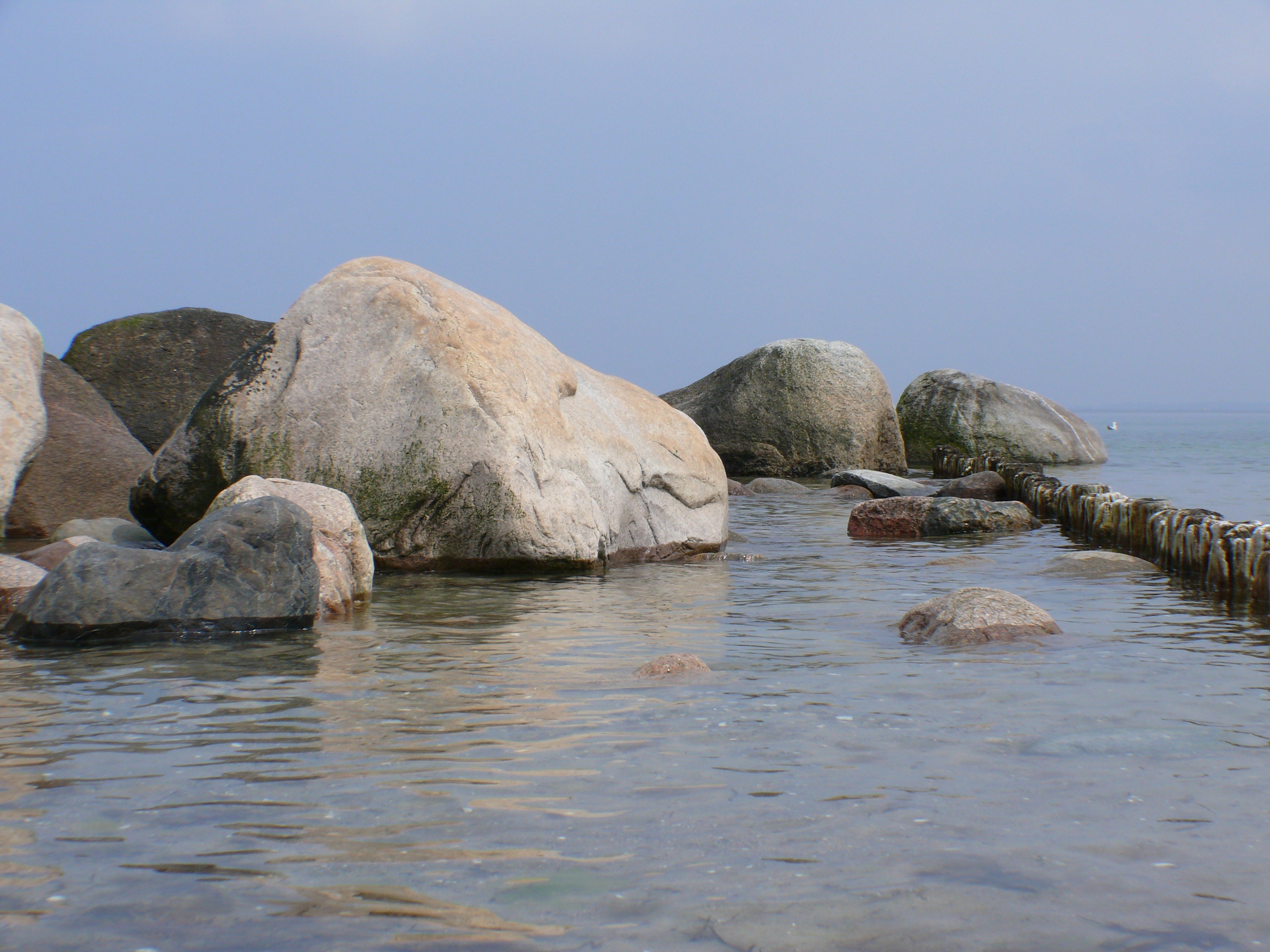 Большой камень озера. Валуны на берегу моря. Море камни. Прибрежные валуны. Камень валун на берегу.