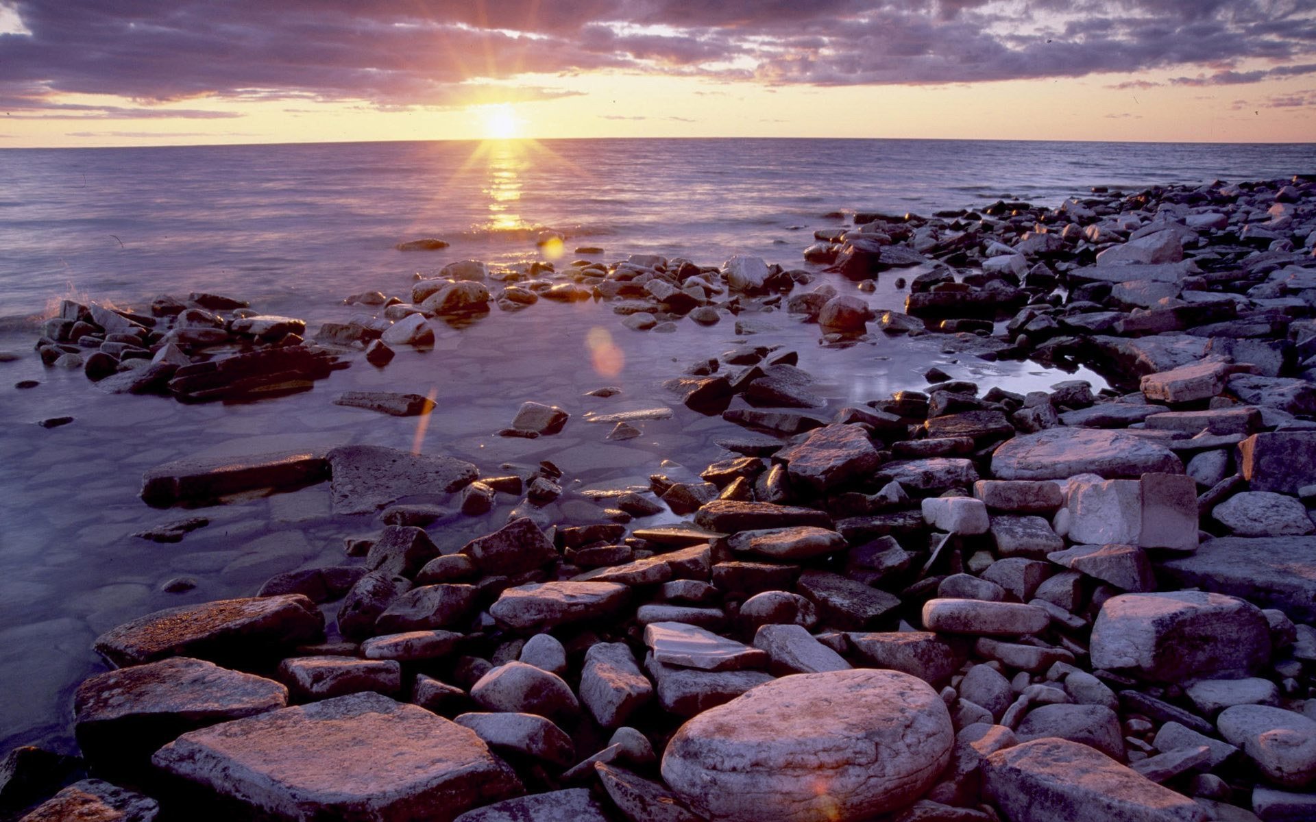Каменистый забытые тени. Каменистый берег моря. Каменистый пляж. Камни на берегу моря. Камни на побережье.