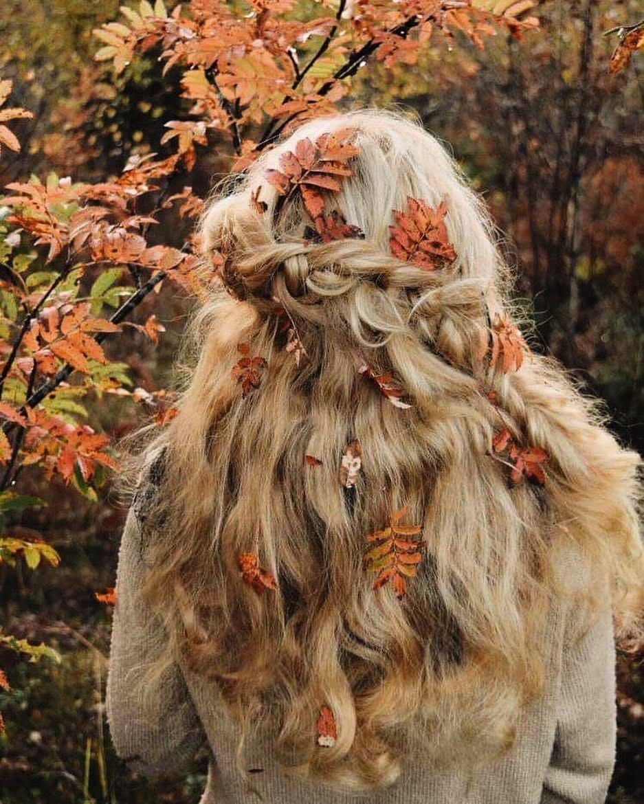 Осенние листья в волосах