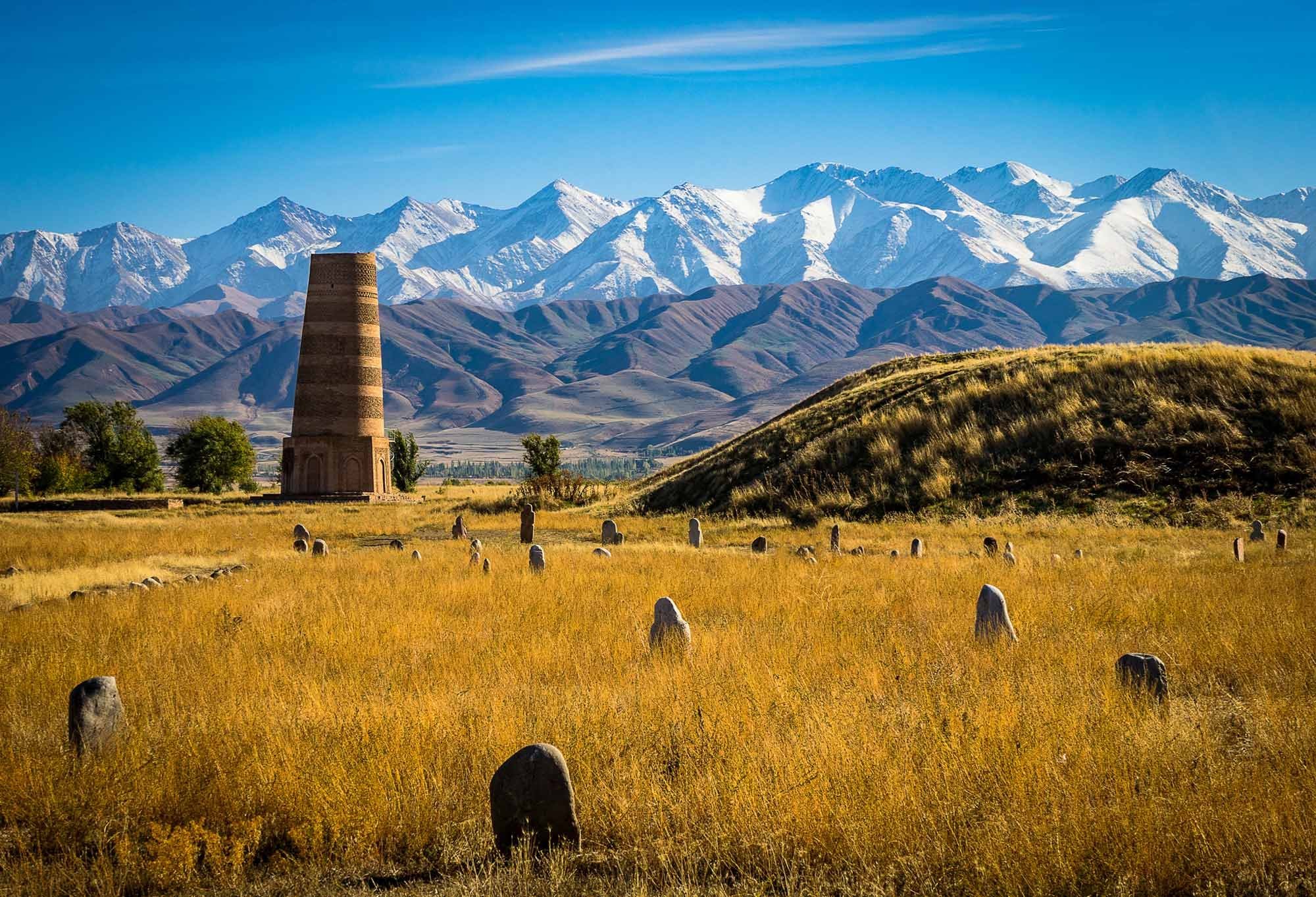Киргизы страна. Башня Бурана Киргизия. Токмак башня Бурана. Киргизия достопримечательности башня Бурана. Токмак Киргизия горы.