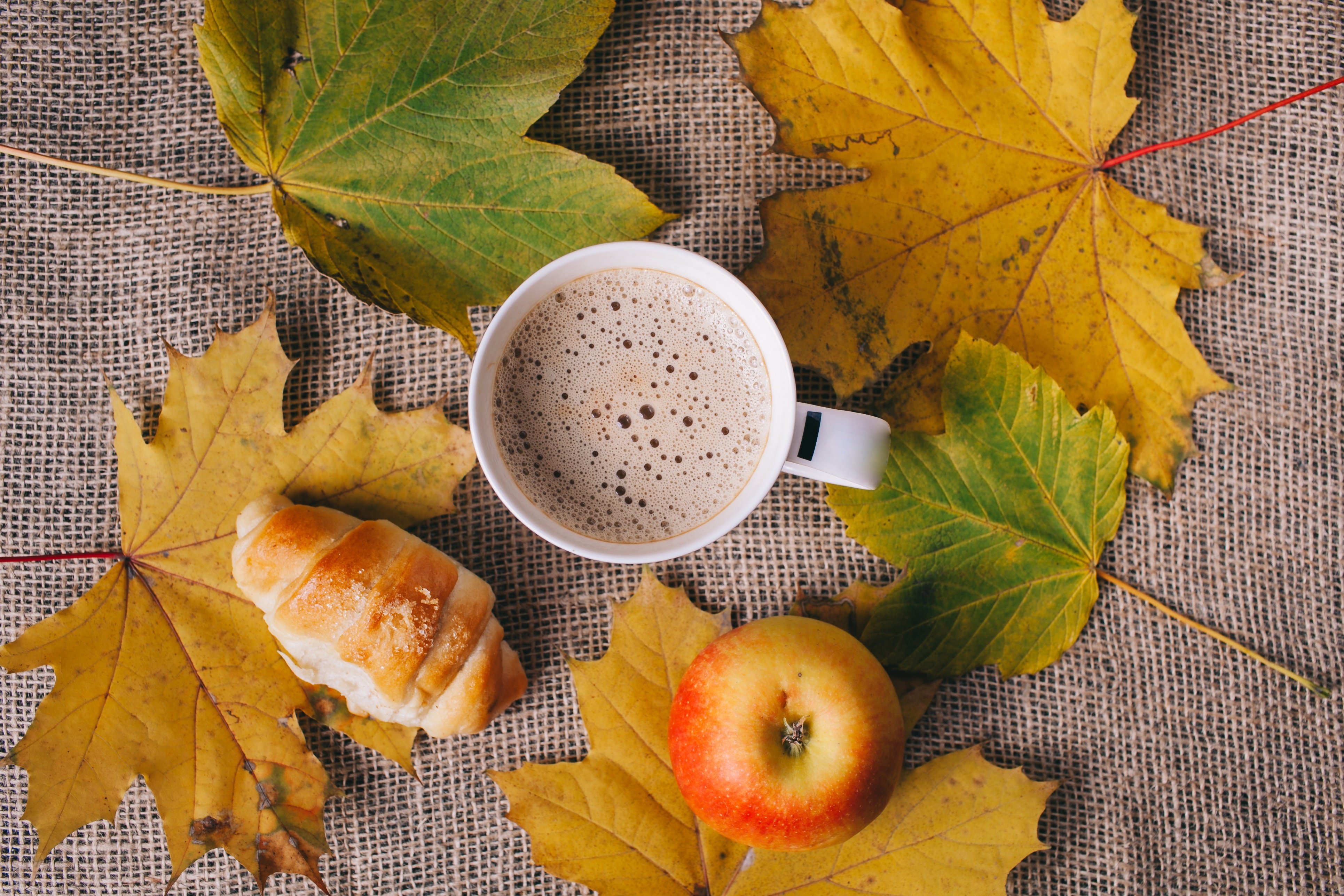 Осеннее кофе. Осенний кофе. Осеннее чаепитие. Кофе осень листья. Кофейные листья.