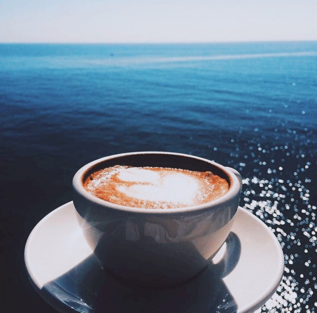 Sea cup. Капучино на море. Чашка кофе на море. Кофе и море. Чашка кофе на берегу моря.