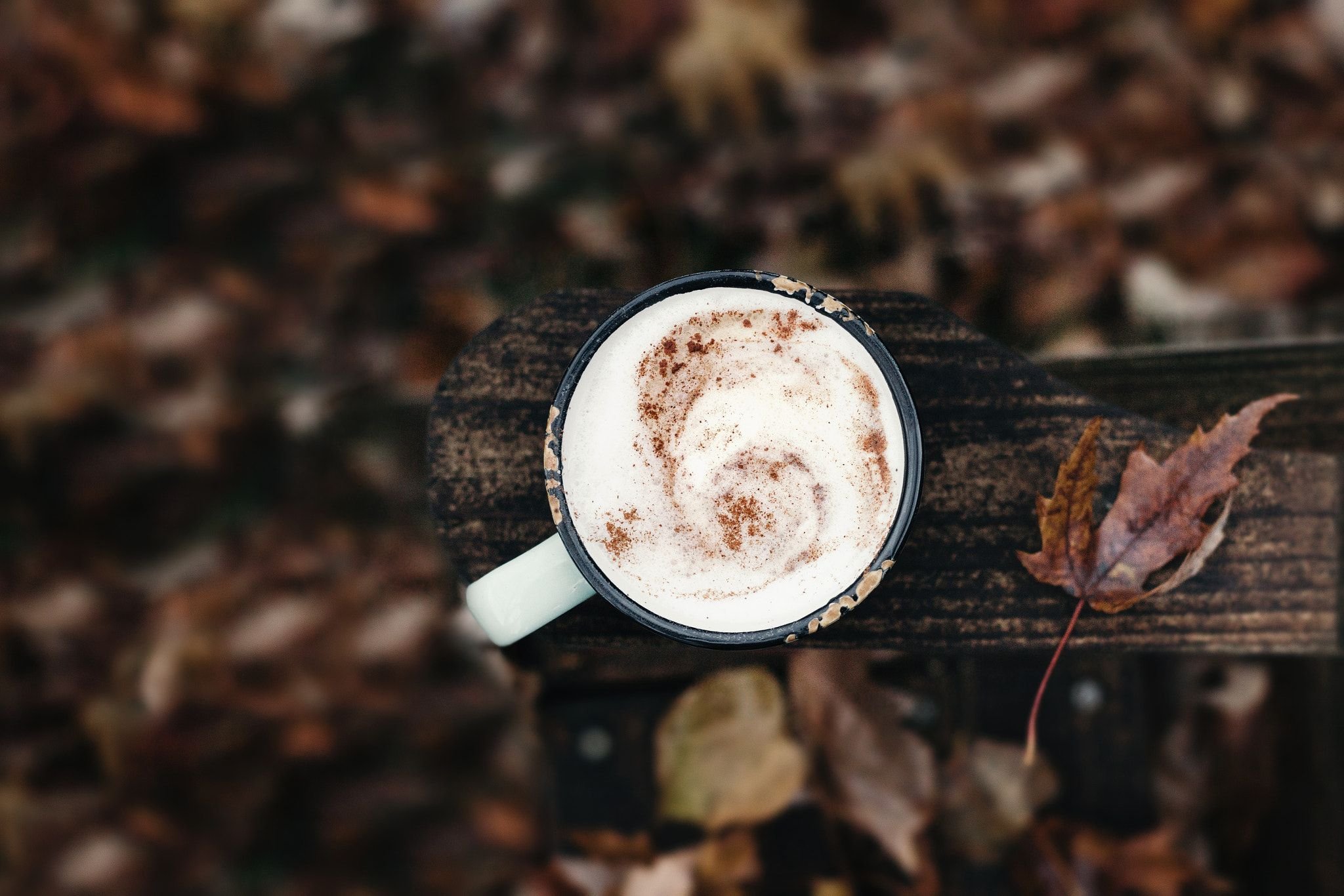 Осеннее кофе. Осень кофе. Утро кофе осень. Шоколадно-кофейная осень. Осень кофе шоколад.
