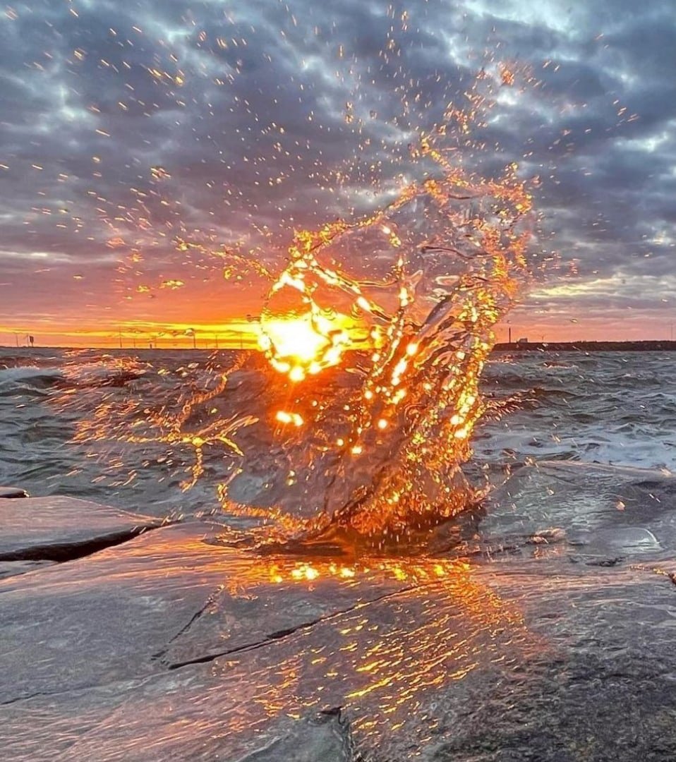 Море закат брызги реальное фото