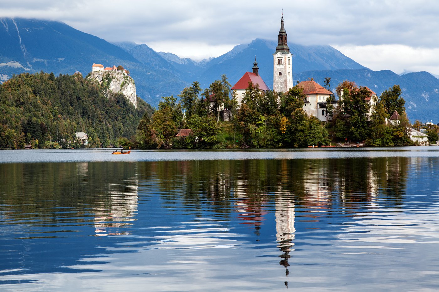 Словения. Озеро Блед. Блед Словения. Озеро блейскою Словения. Замок на озере Блед в Словении.