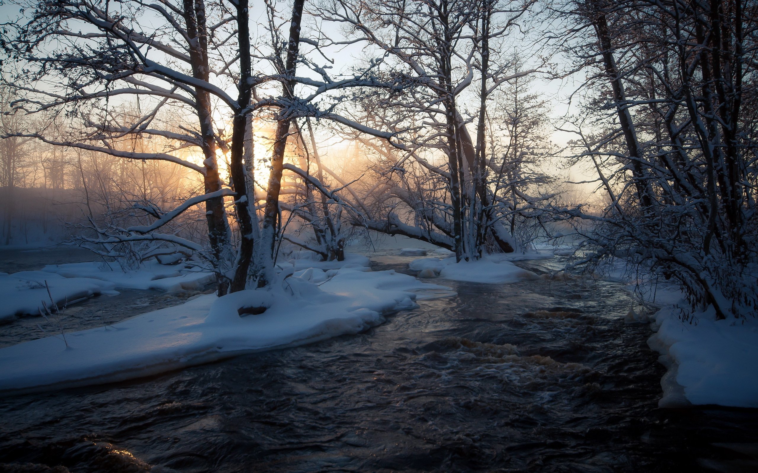 Тают зимние сугробы. Река зимой. Ранняя зима. Март природа.