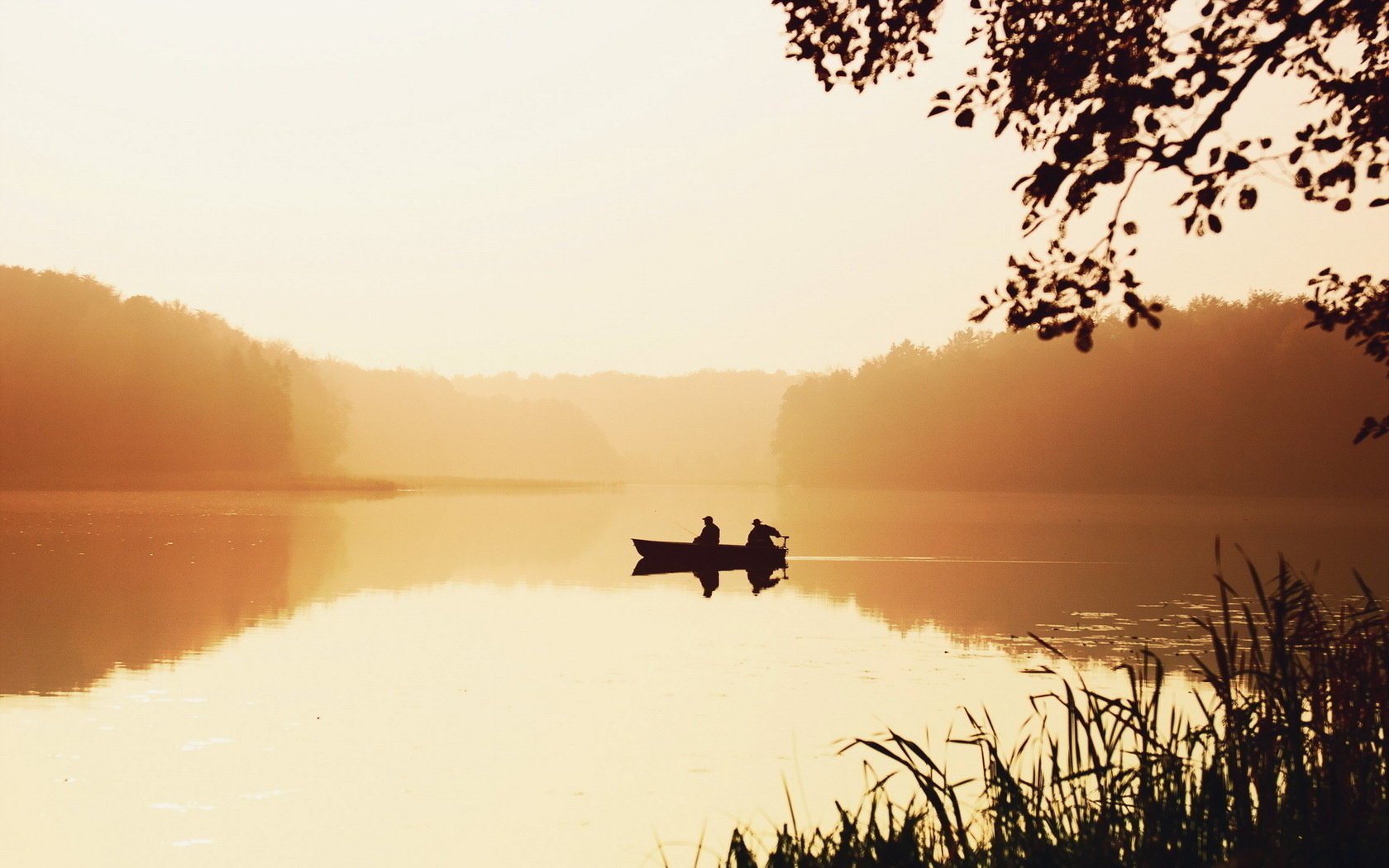 Штиль туман. Рассвет на озере. Озеро в тумане. Лодка в тумане. Природа рыбалка.