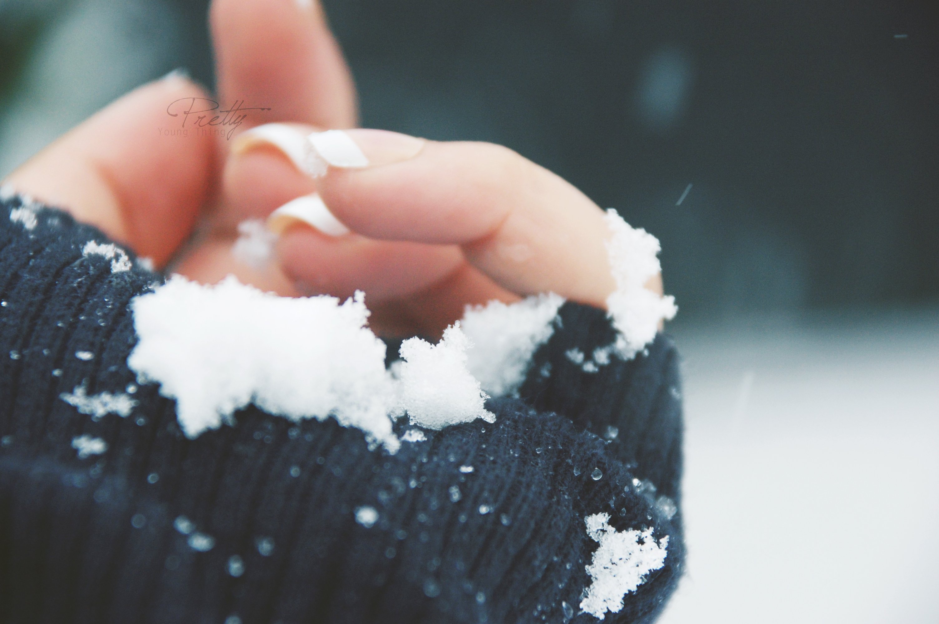 Тают руки тают губы. Снег в ладошках. Снежинка на руке. Снежинка на ладони. Снег на ладони.