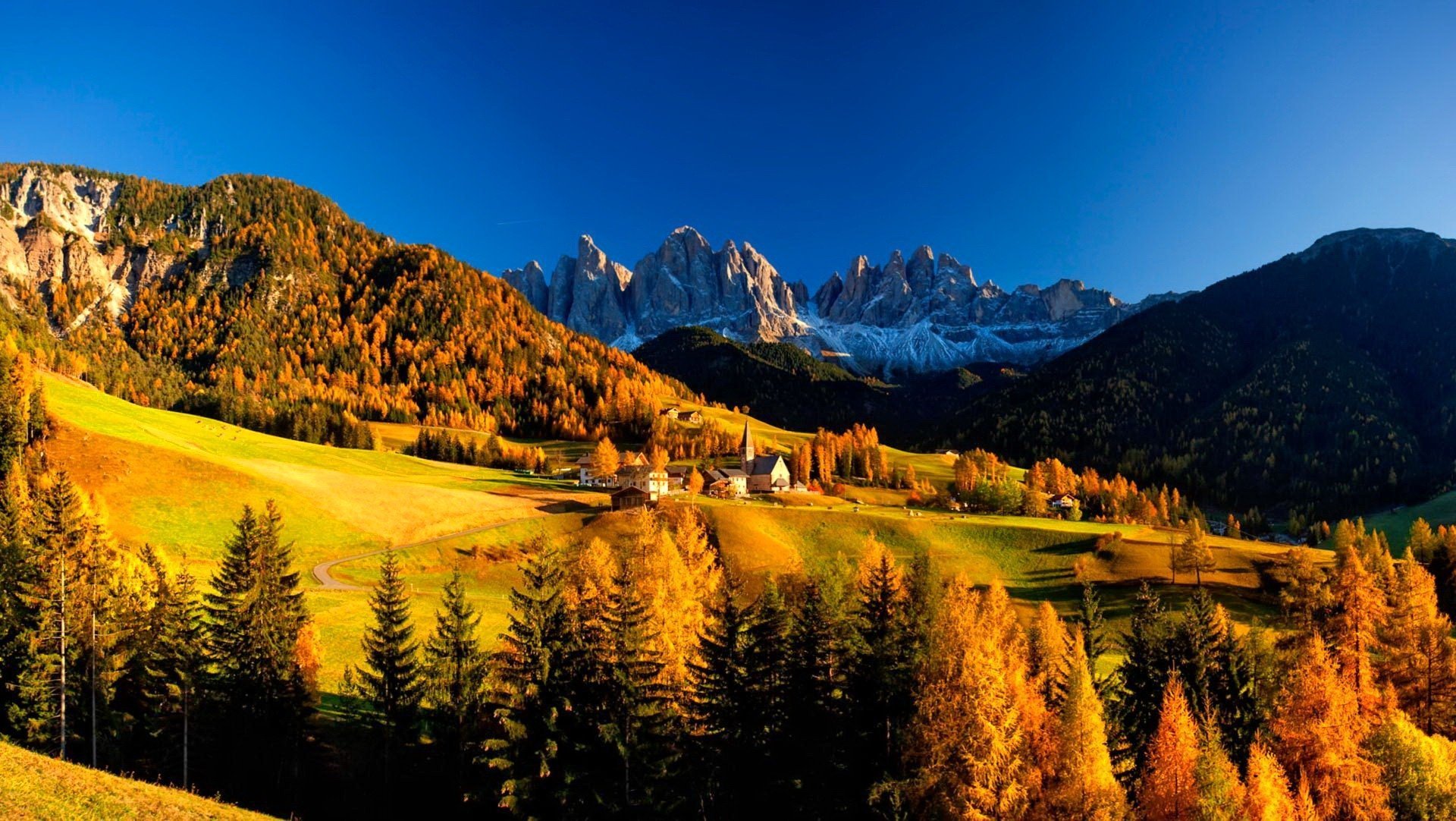 Обои на 10 4. Доломитовые Альпы Италия. Доломитовые Альпы осень Италия. Осень в горах. Горы осенью.