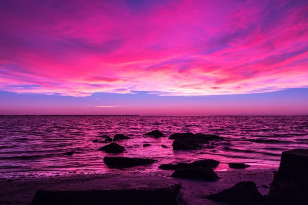 Розовый закат на море