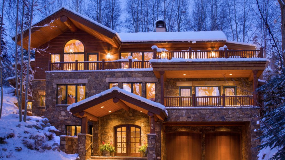 Красивый дом в лесу зимой