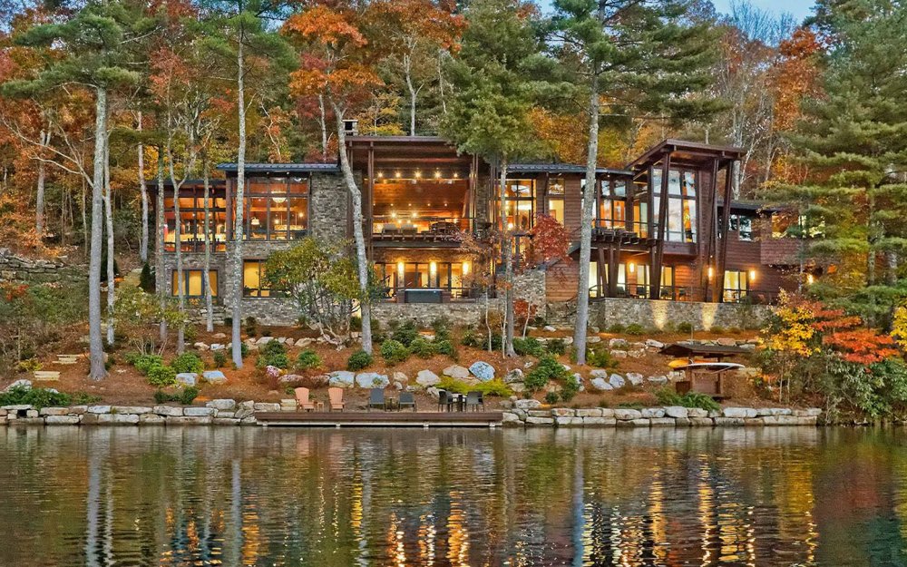 Большой дом в лесу у озера