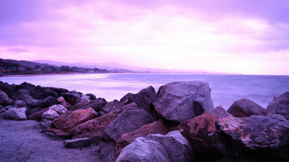 Фиолетовые скалы