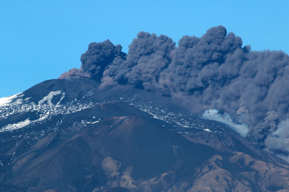 Извержение вулкана Эбеко 2020