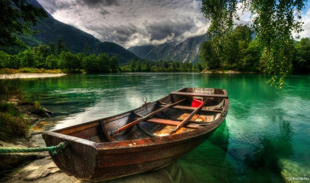 Озеро горы лодка