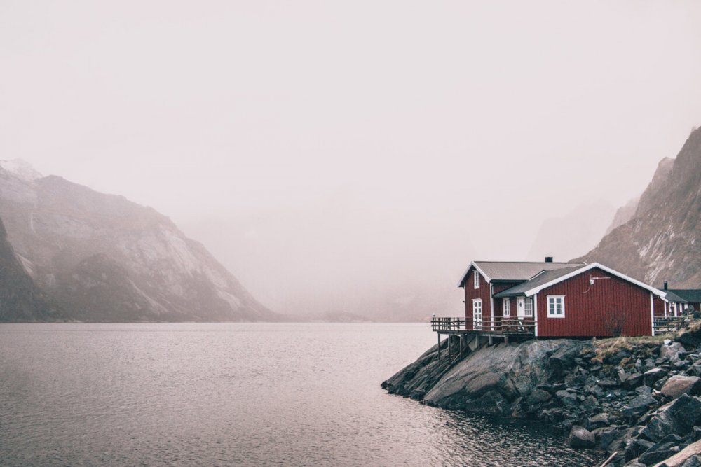 Норвегия дом на берегу фьорда