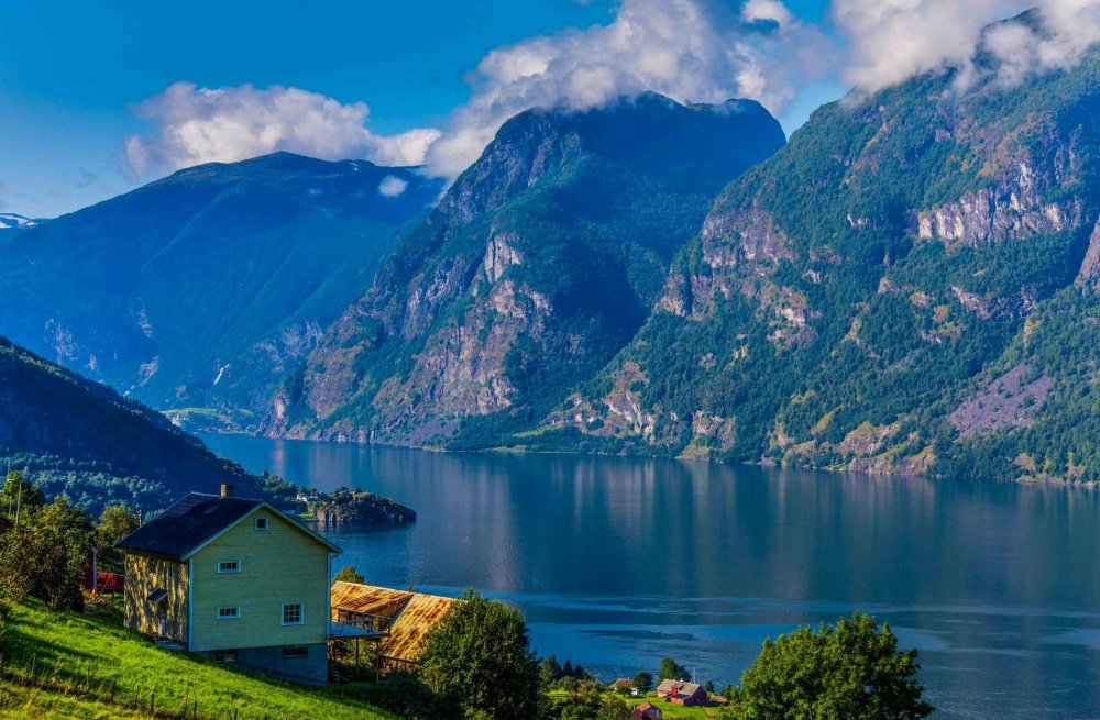 Норвегия дом у горного озера