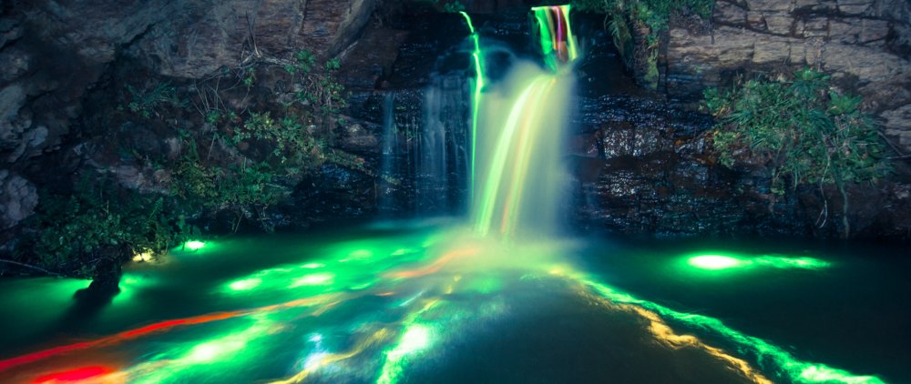 Светящийся неоновый водопад