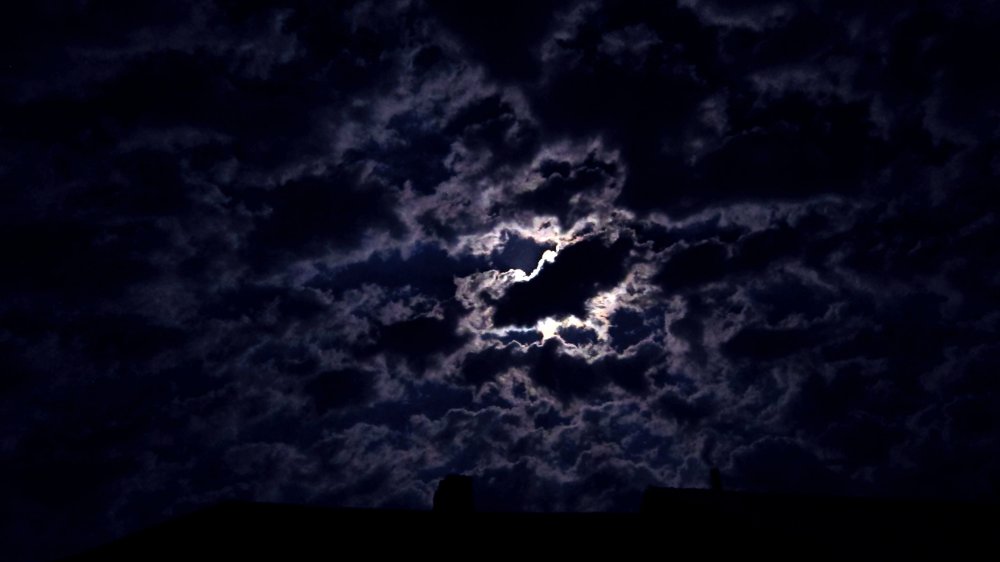 Темное ночное небо с тучами