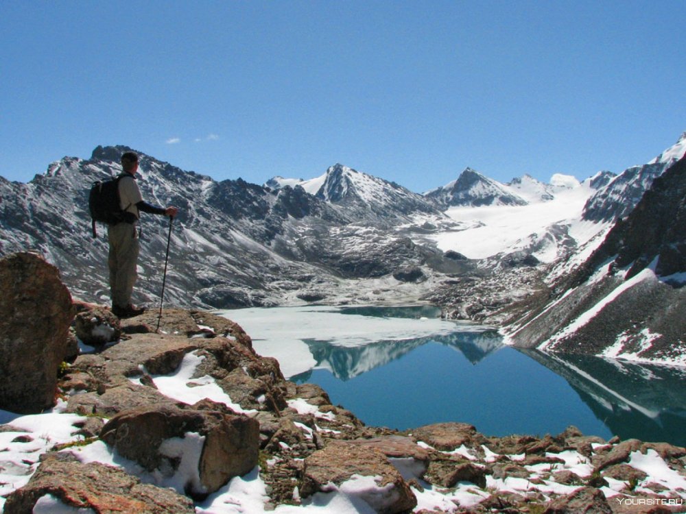 Горы Кыргызстана туристы