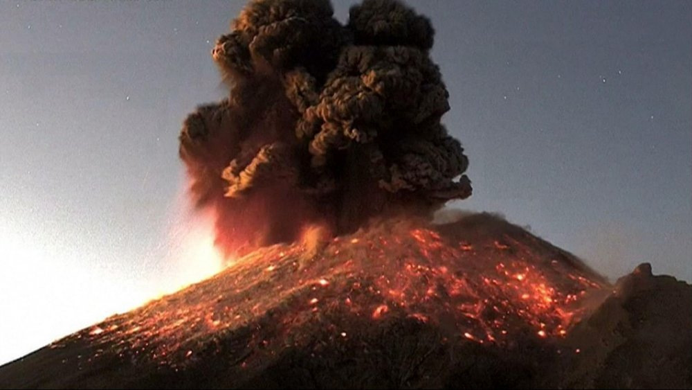 2000 Г. декабрь, Мексика, вулкан Попокатепетль извержение