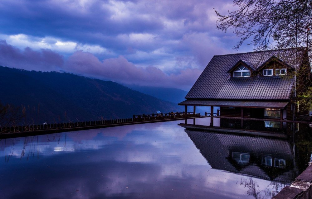 Домик у озера Япония