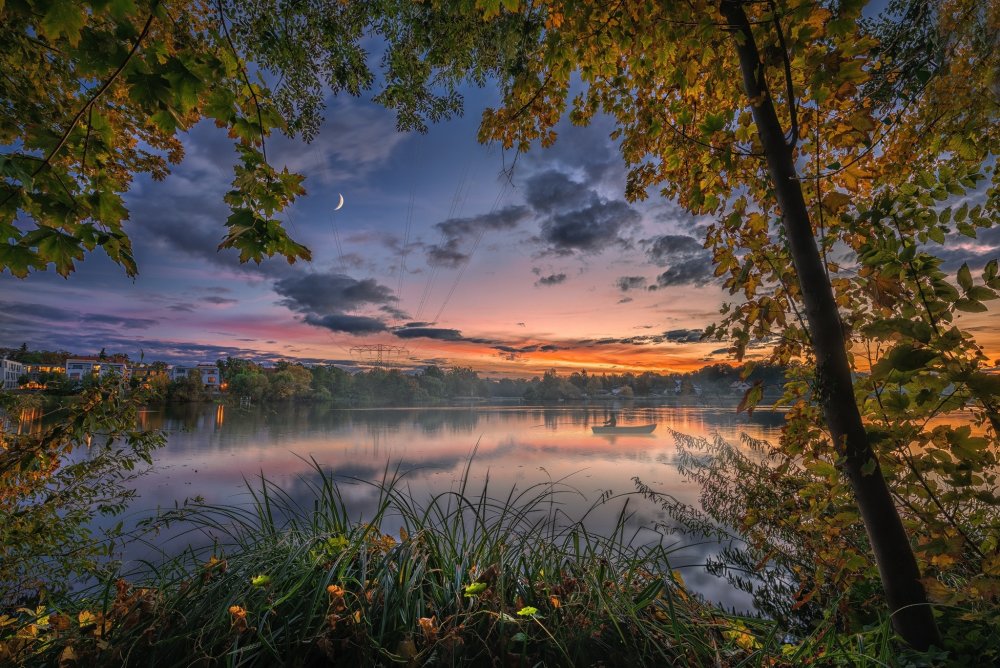 Осенний закат на озере