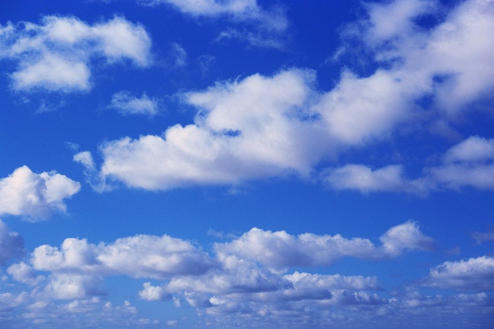 Синее небо с облаками