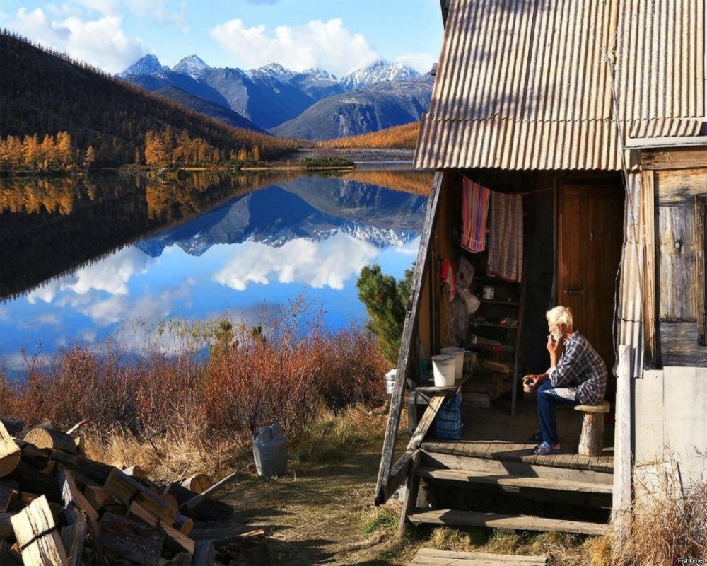 Уединенный дом у озера в горах