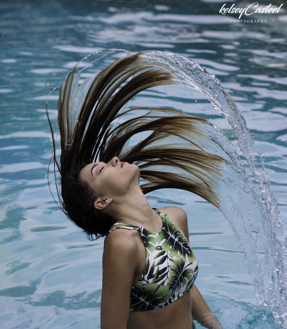 Женские волосы в воде