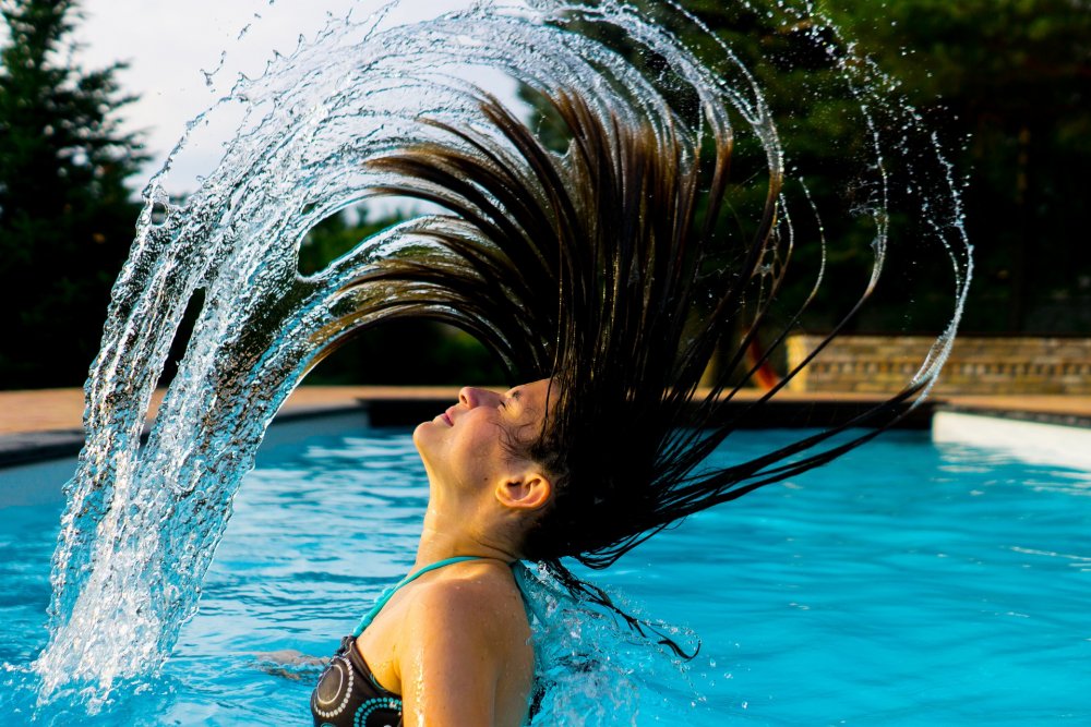 Девушка волосы вода