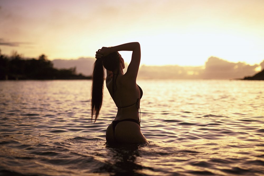 Девушка в воде на закате